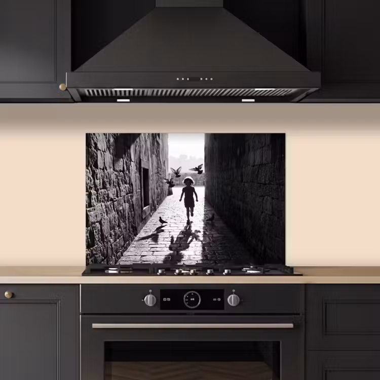 Spatscherm keuken - Kind - Vogel - Straat - Zwart-wit - Spelen — 2