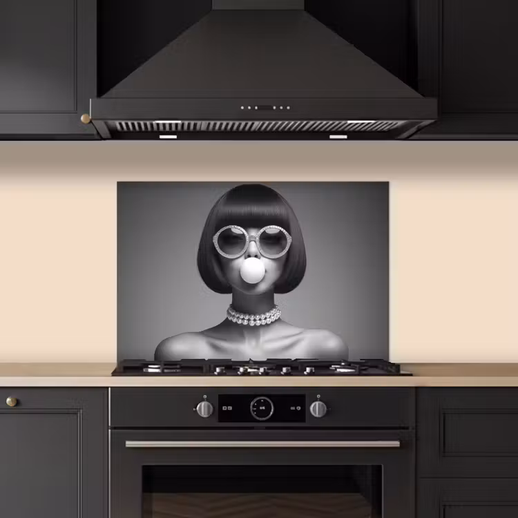 Spatscherm keuken - Vrouw - Zwart Wit - Ketting - Zonnebril — 2