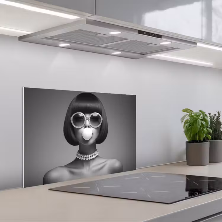 Spatscherm keuken - Vrouw - Zwart Wit - Ketting - Zonnebril — 5