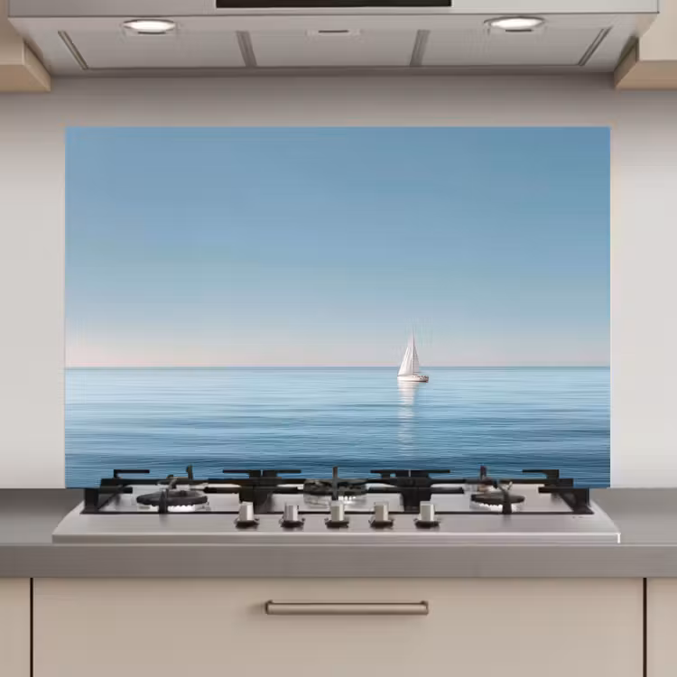 Spatscherm keuken - Zeilbootje - Kalme zee - Helderblauwe hemel — 1