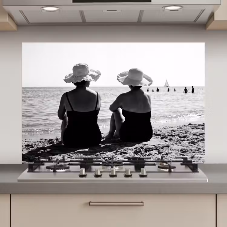 Spatscherm keuken - Vrouwen - Zonnehoed - Strand - Zwart - Wit — 1