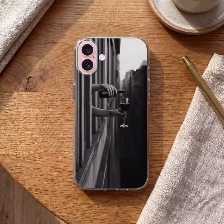Telefoonhoesje - Wijnfles - Glas - Handen - Raam — 2