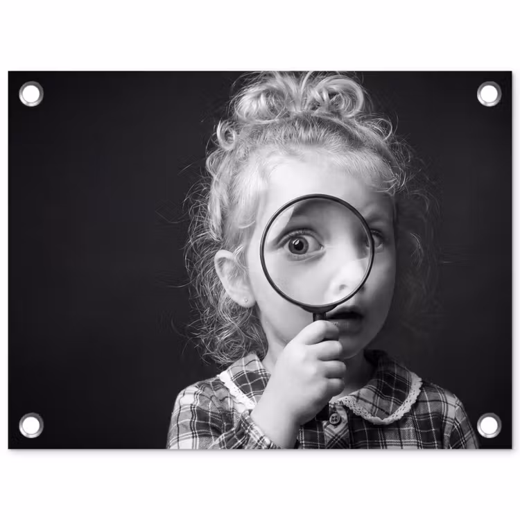 Tuinposter - Kind - Vergrootglas - Portret - Zwart-wit — 1