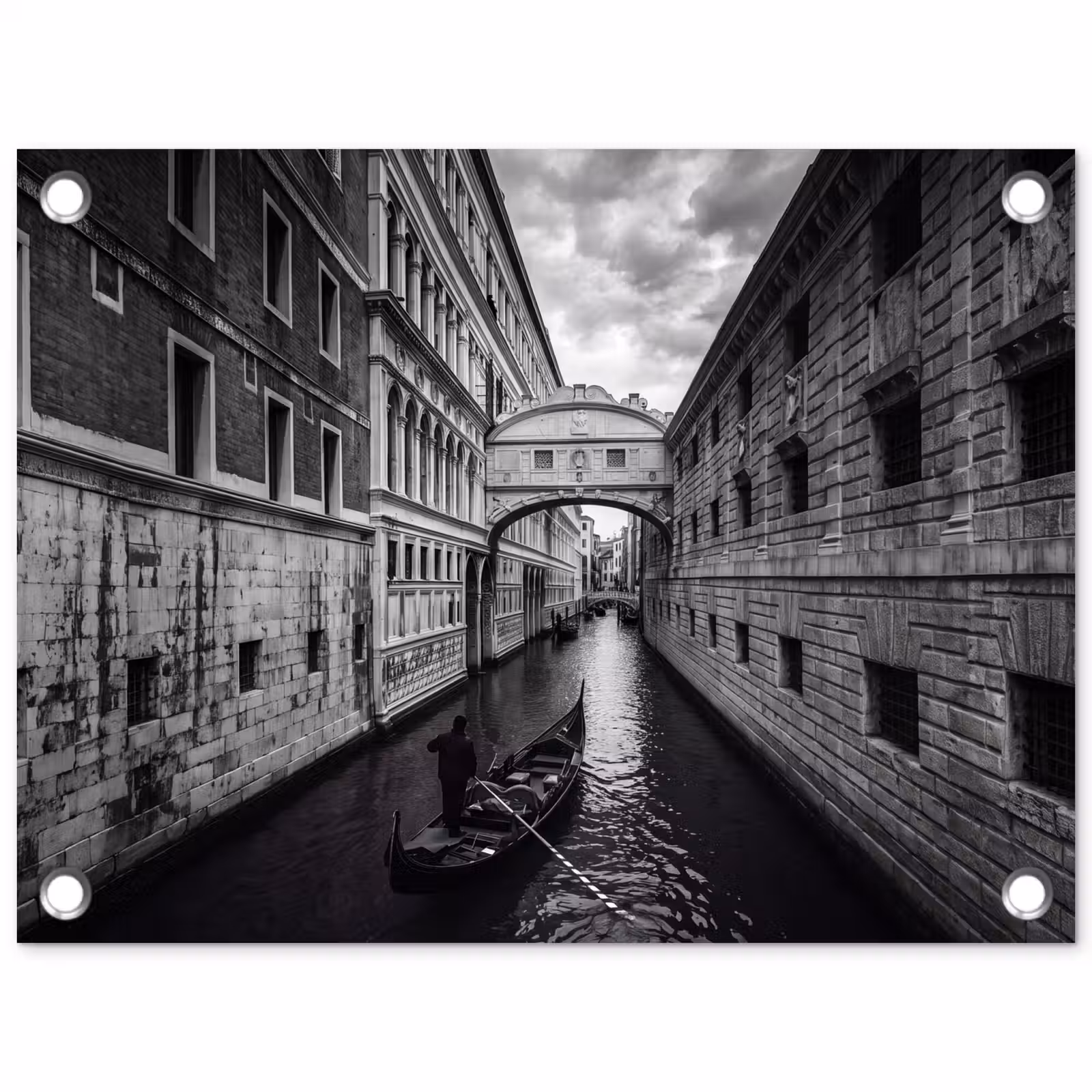 Tuinposter - Boot - Waterweg - Stad - Zwart-wit - Architectuur — 1