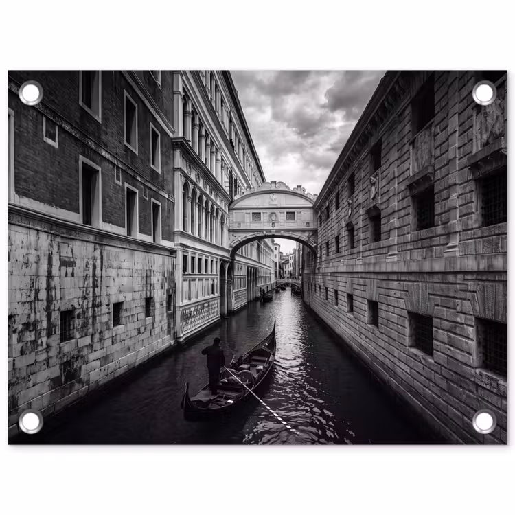Tuinposter - Boot - Waterweg - Stad - Zwart-wit - Architectuur — 1