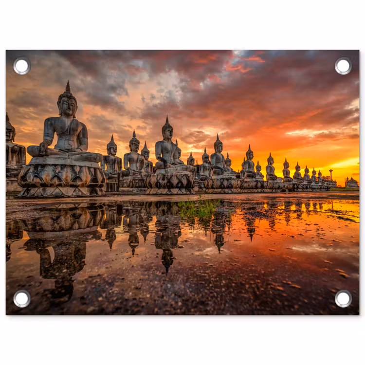 Tuinposter - Rij van Boeddha-beelden bij zonsondergang — 1
