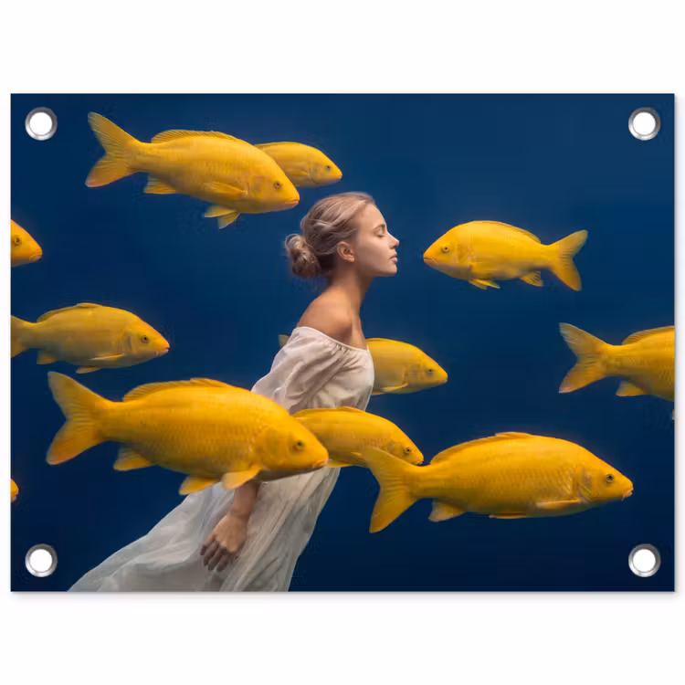Tuinposter - Vrouw - Vis - Water - Natuur - Geel — 1