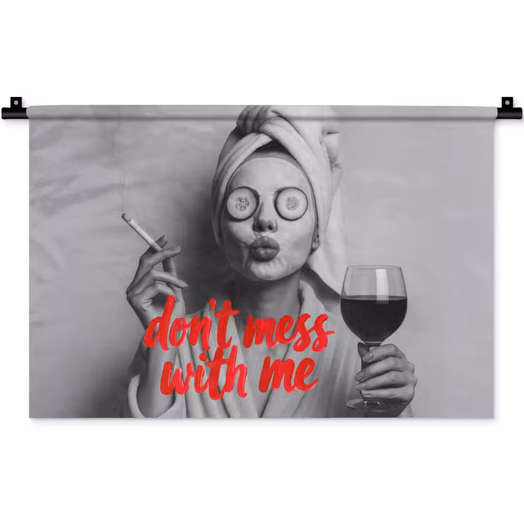 Wandkleed - Don't mess with me - Wijn - Vrouw - Sigaret — 1