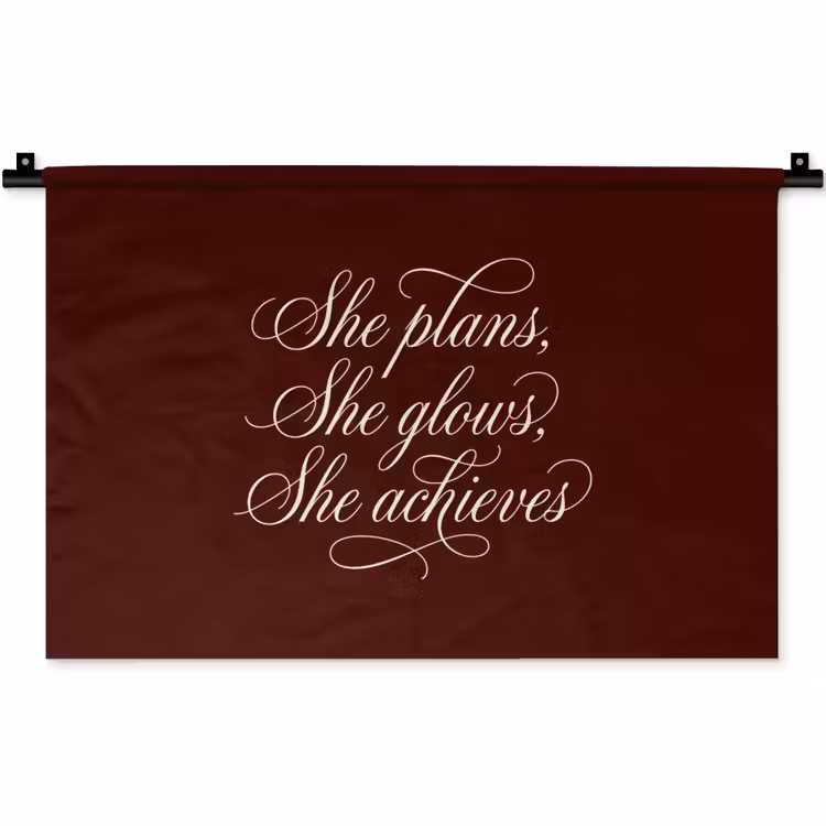 Wandkleed - She plans she glows she achieves - Rood - Cursief — 1