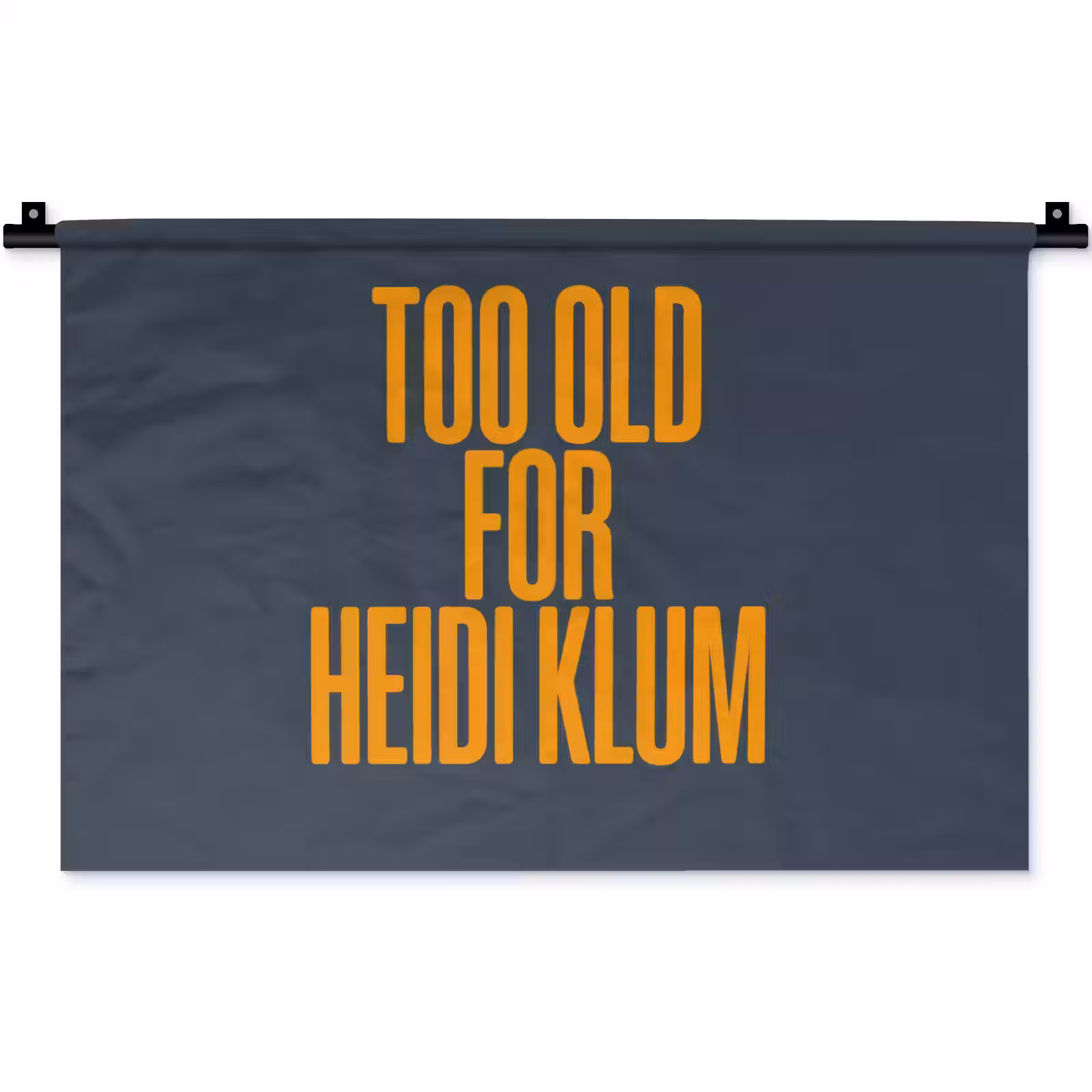 Wandkleed - Too old for heidi klum - Geel - Blauw — 1