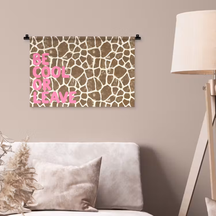 Wandkleed - Tekst - Be cool or leave - Roze - Giraffenprint — 2