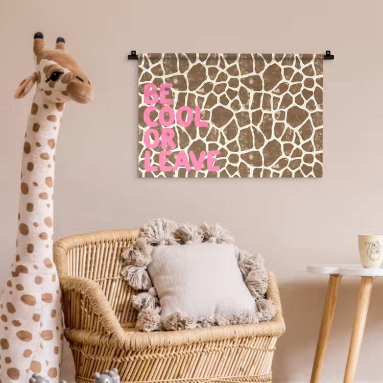 Wandkleed - Tekst - Be cool or leave - Roze - Giraffenprint — 5