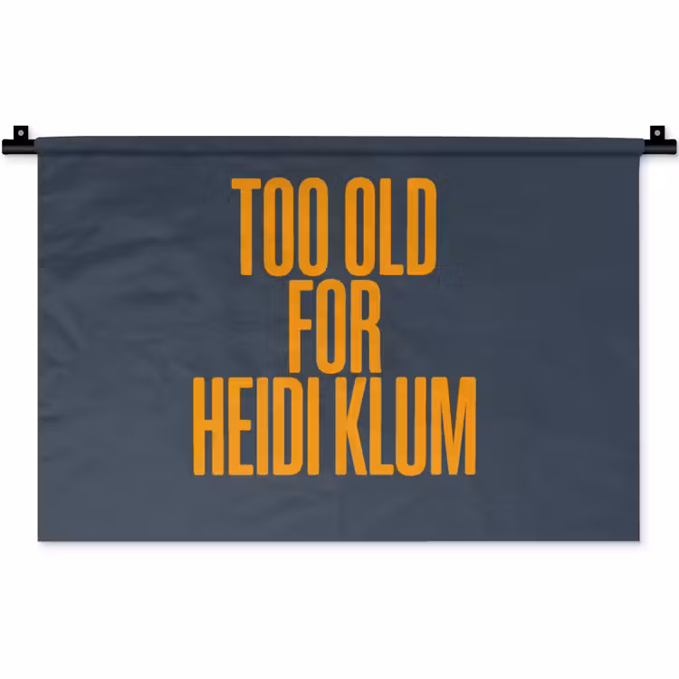 Wandkleed - Too old for heidi klum - Geel - Blauw — 1