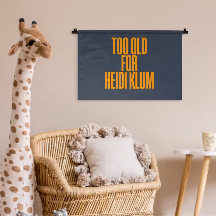 Wandkleed - Too old for heidi klum - Geel - Blauw — 5