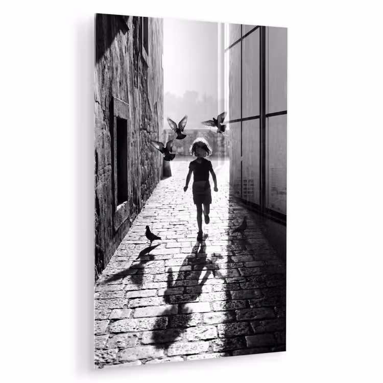 Glas schilderij - Kind - Vogel - Straat - Zwart-wit - Spelen — 1