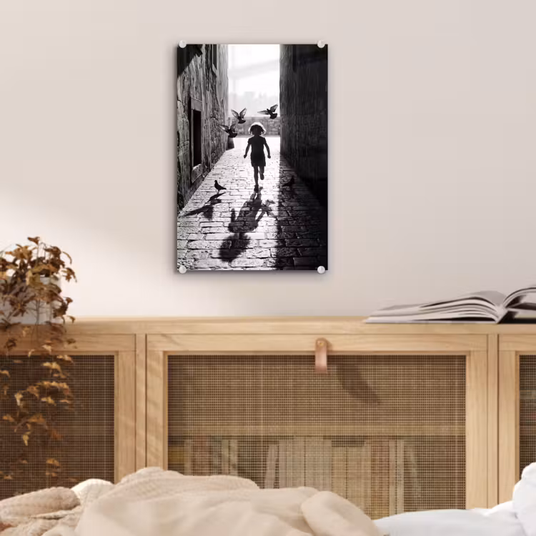 Glas schilderij - Kind - Vogel - Straat - Zwart-wit - Spelen — 5