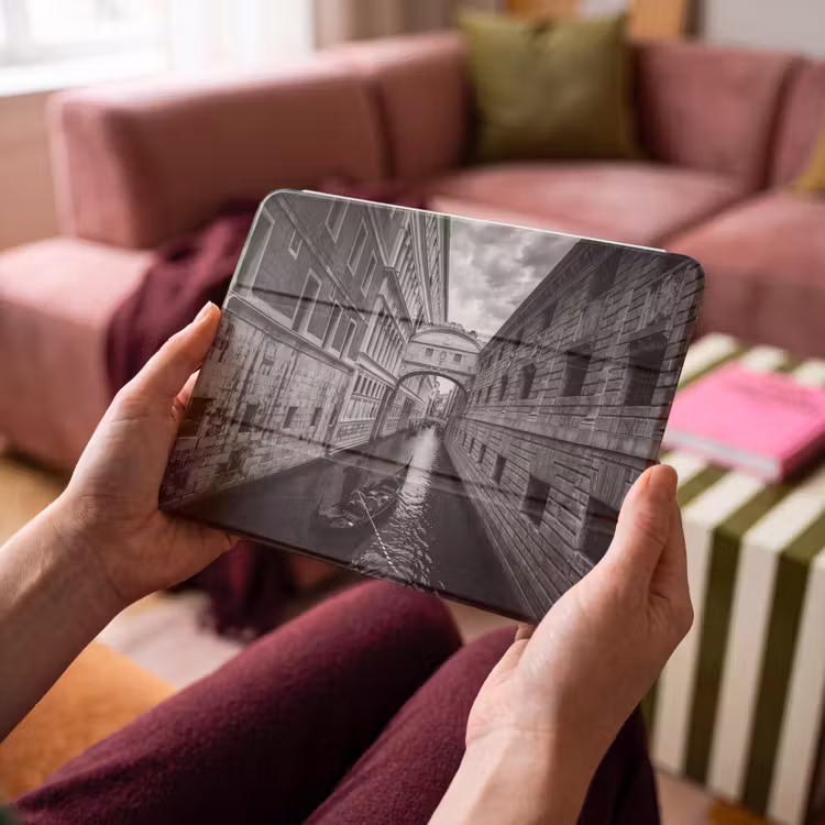 iPad hoes - Boot - Waterweg - Stad - Zwart-wit - Architectuur — 3