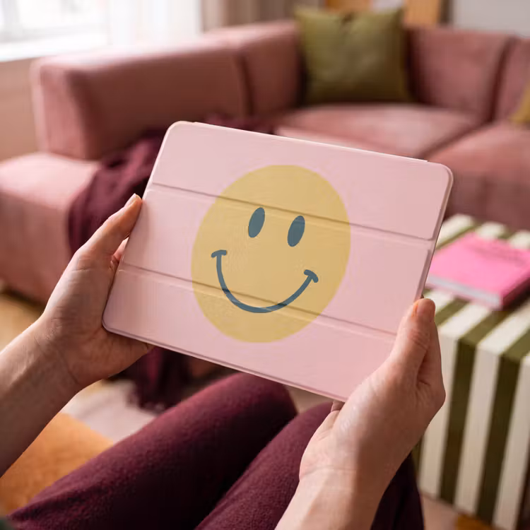 iPad hoes - Smiley - Geel - Roze - Symbool - Minimalistisch — 3