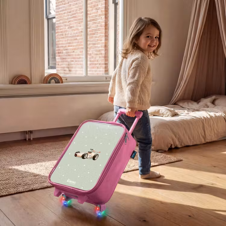 Kinderkoffer - Roze - Beige retro raceauto op groene stippen achtergrond — 3