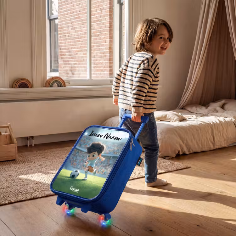Kinderkoffer met naam - Blauw - Jongen - Stadion - Voetbal - Zonlicht — 3