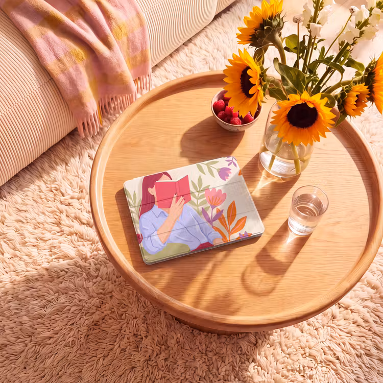 iPad hoes - Vrouw - Lezen - Thuis - Modern - Bloemen — 2