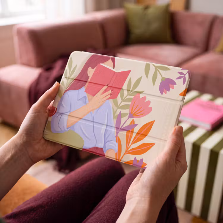 iPad hoes - Vrouw - Lezen - Thuis - Modern - Bloemen — 3