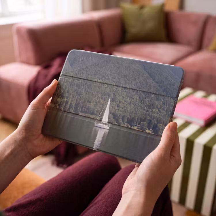 iPad hoes - Zeilboot - Water - Bergen - Natuur - Groen — 3