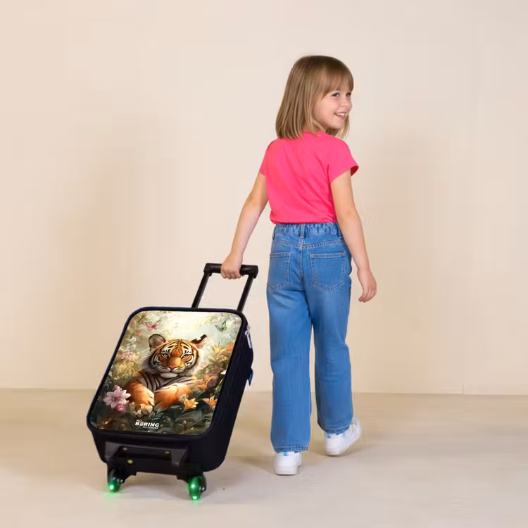 Kinderkoffer - Tijger in bloemenveld met vlinders en zonlicht — 2