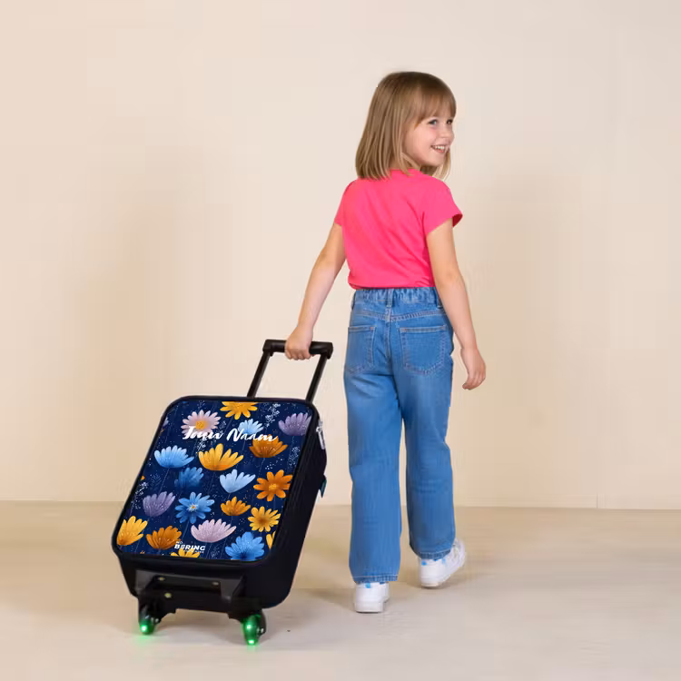 Kinderkoffers met naam - Bloemen op een donkerblauwe achtergrond — 2