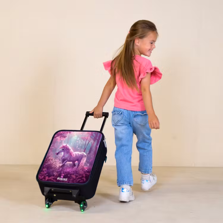 Kinderkoffer - Eenhoorn Omringd door Paarse Natuur — 2