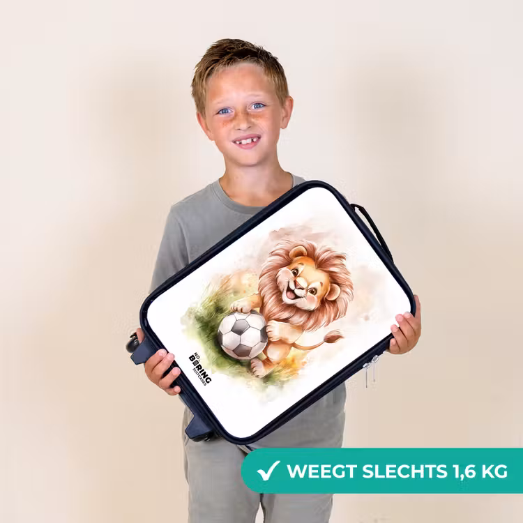 Kinderkoffers met naam - Speelse leeuw met voetbal op grasveld — 3