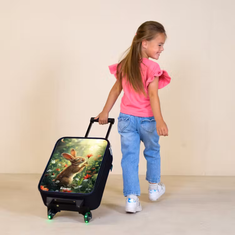 Kinderkoffer - Zijnaanzicht van een konijn met rode bloem — 2