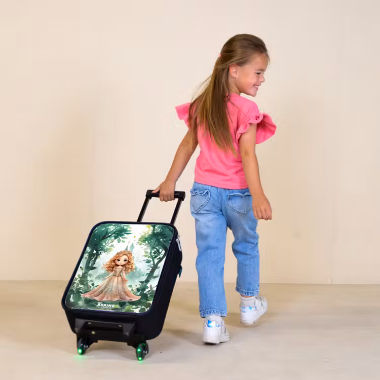 Kinderkoffer - Meisje met blond haar in het bos — 2