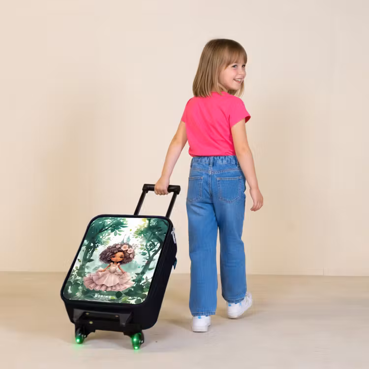 Kinderkoffer - Meisje met donkere krullen in het bos — 2