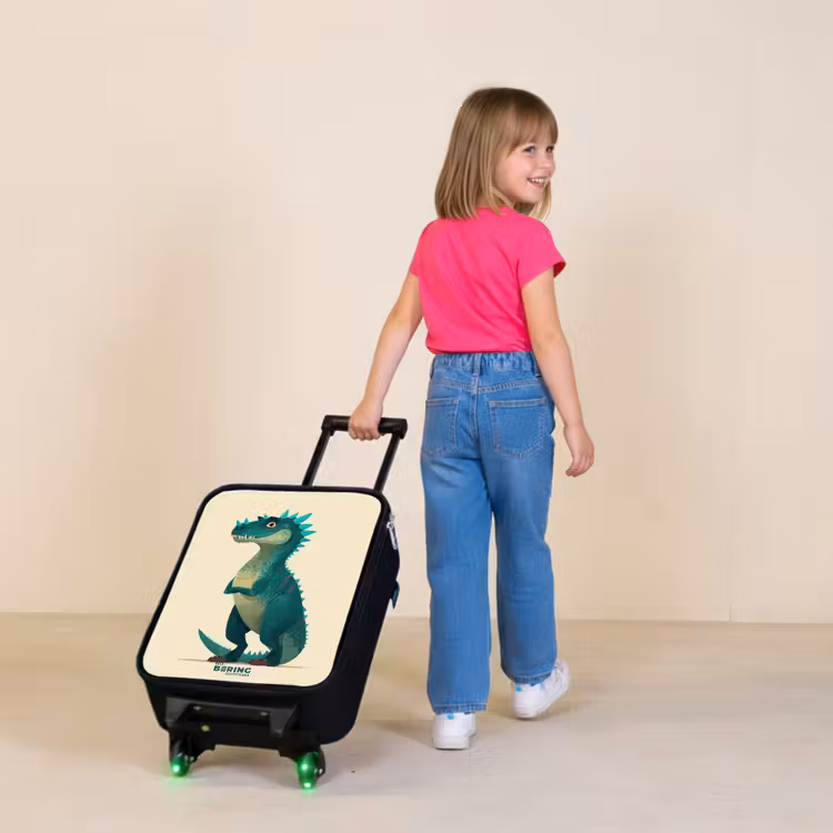 Kinderkoffers met naam - Spiky dino met vriendelijke blik — 2