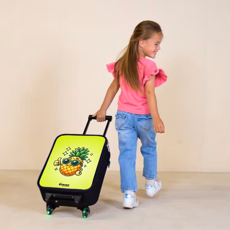 Kinderkoffer - Blije ananas met groene achtergrond — 2