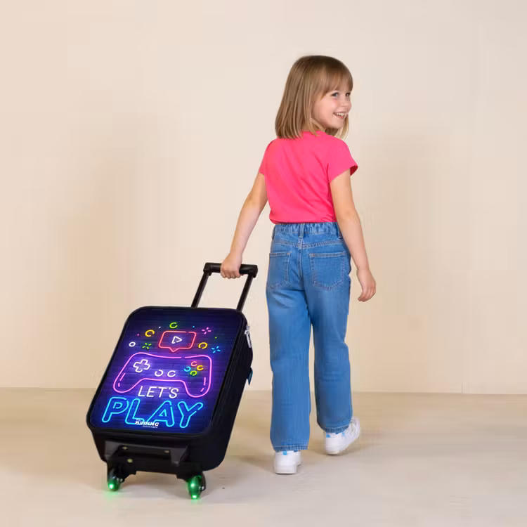 Kinderkoffers met naam - Neoncontroller tegen een bakstenen muur — 2