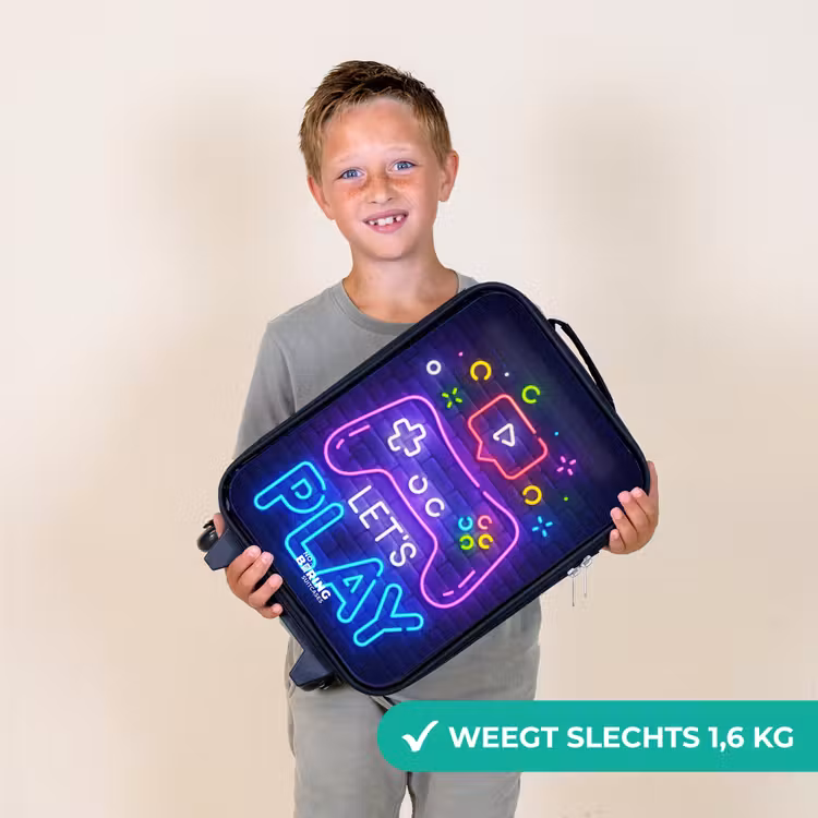 Kinderkoffers met naam - Neoncontroller tegen een bakstenen muur — 3