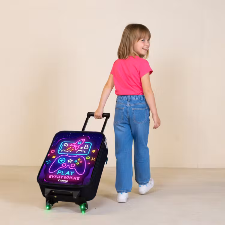 Kinderkoffers met naam - Neonillustratie met een controller — 2