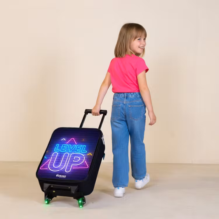 Kinderkoffers met naam - Neonletters op een bakstenen muur — 2