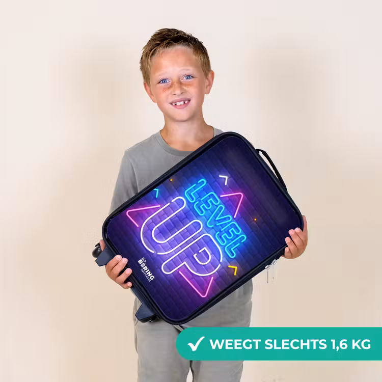 Kinderkoffers met naam - Neonletters op een bakstenen muur — 3