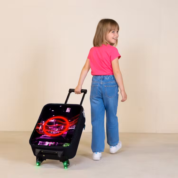 Kinderkoffer - Felrode cirkel boven een neonverlichte stad — 2