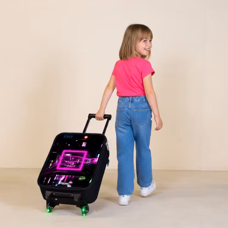 Kinderkoffer - Felroze vierkant boven een natte straat — 2