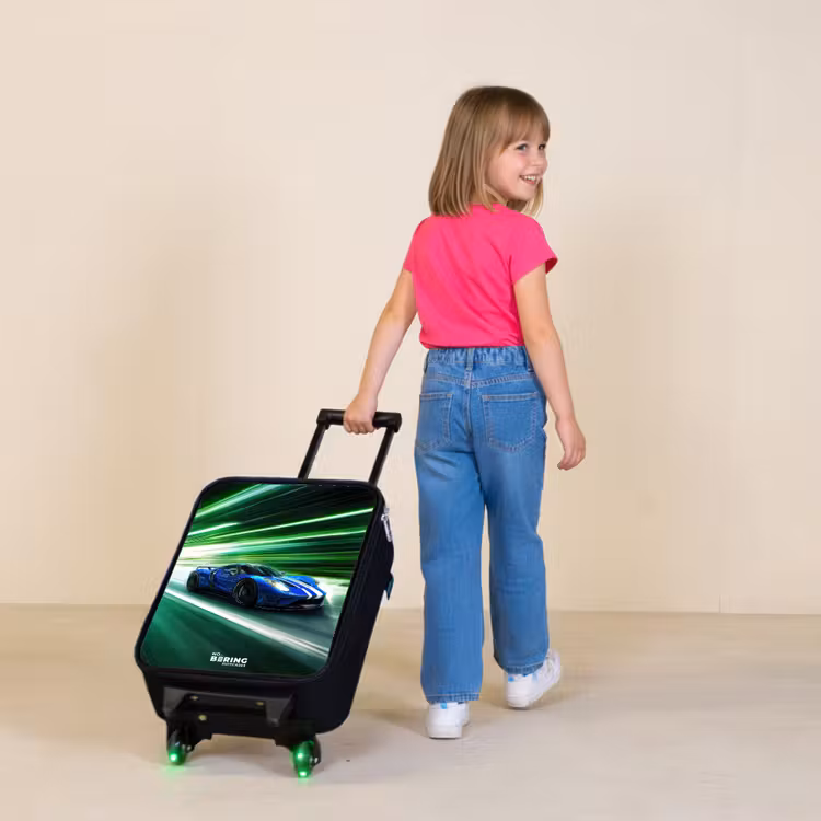 Kinderkoffers met naam - Blauwe raceauto met strepen in groene tunnel — 2