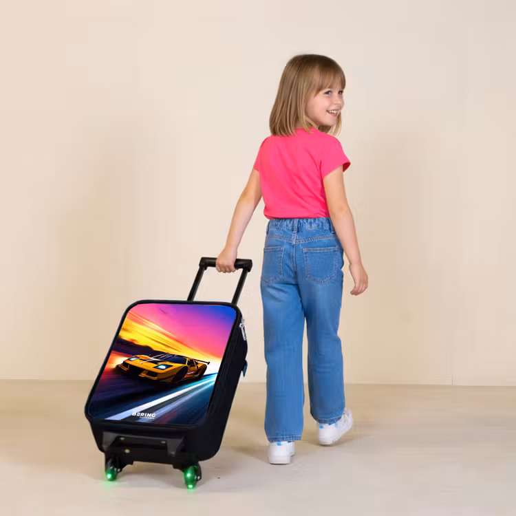 Kinderkoffers met naam - Gele raceauto bij kleurrijke zonsondergang — 2