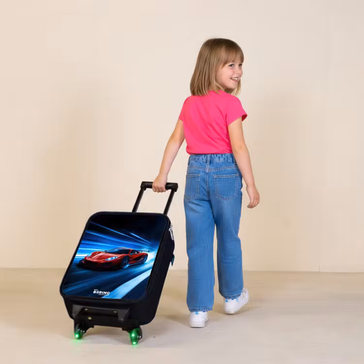 Kinderkoffers met naam - Rode racewagen in digitale snelheidswereld — 2