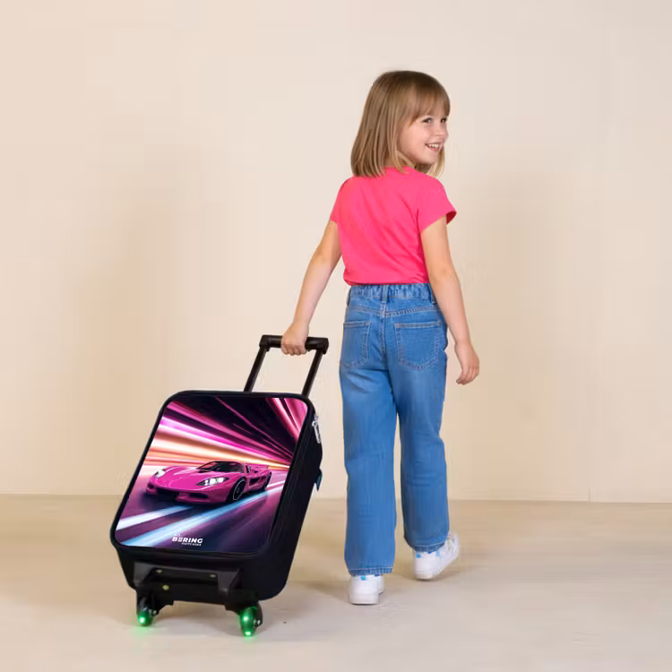 Kinderkoffers met naam - Roze raceauto flitst door neonlicht — 2