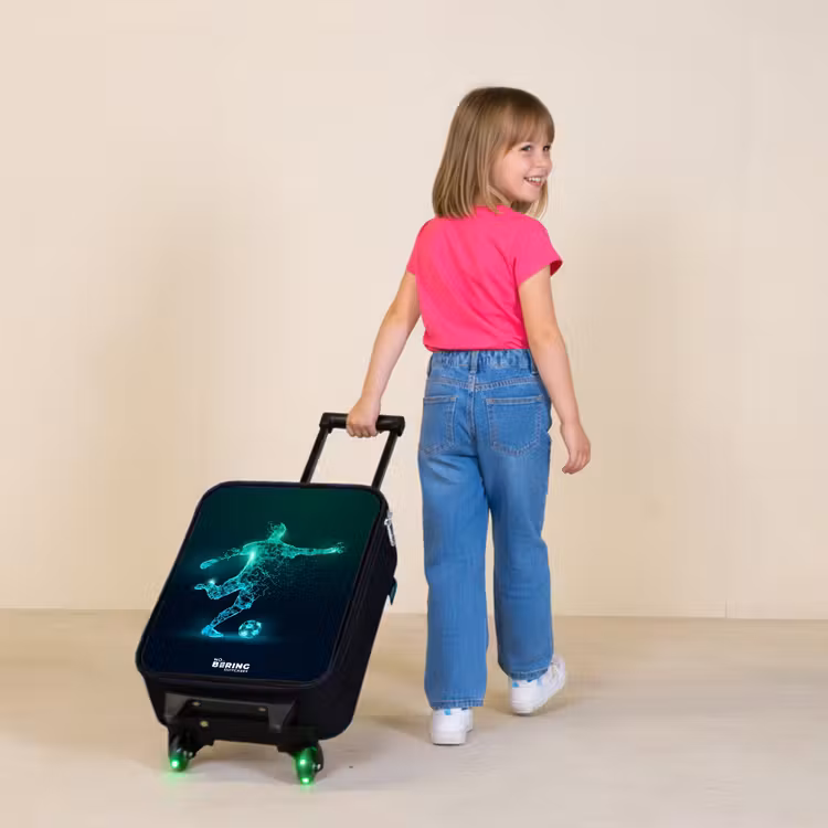 Kinderkoffer - Voetballer trapt met kracht in digitale vorm — 2