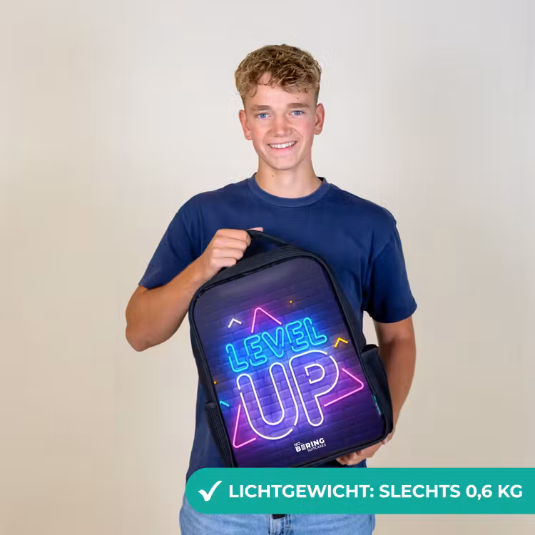 Kinderrugzak met naam - Zwart - Neonletters op een bakstenen muur β 2