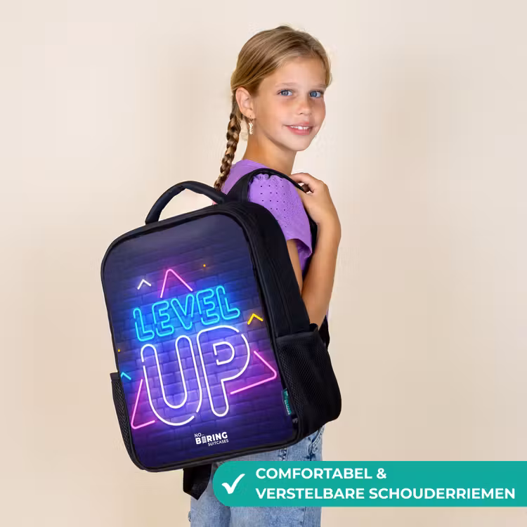 Kinderrugzak met naam - Zwart - Neonletters op een bakstenen muur β 3